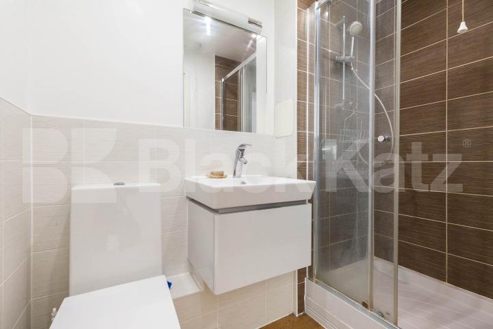 Modern 2 bedroom 2 bathroom property with large balcony  Mildmay Avenue , Newington Green 